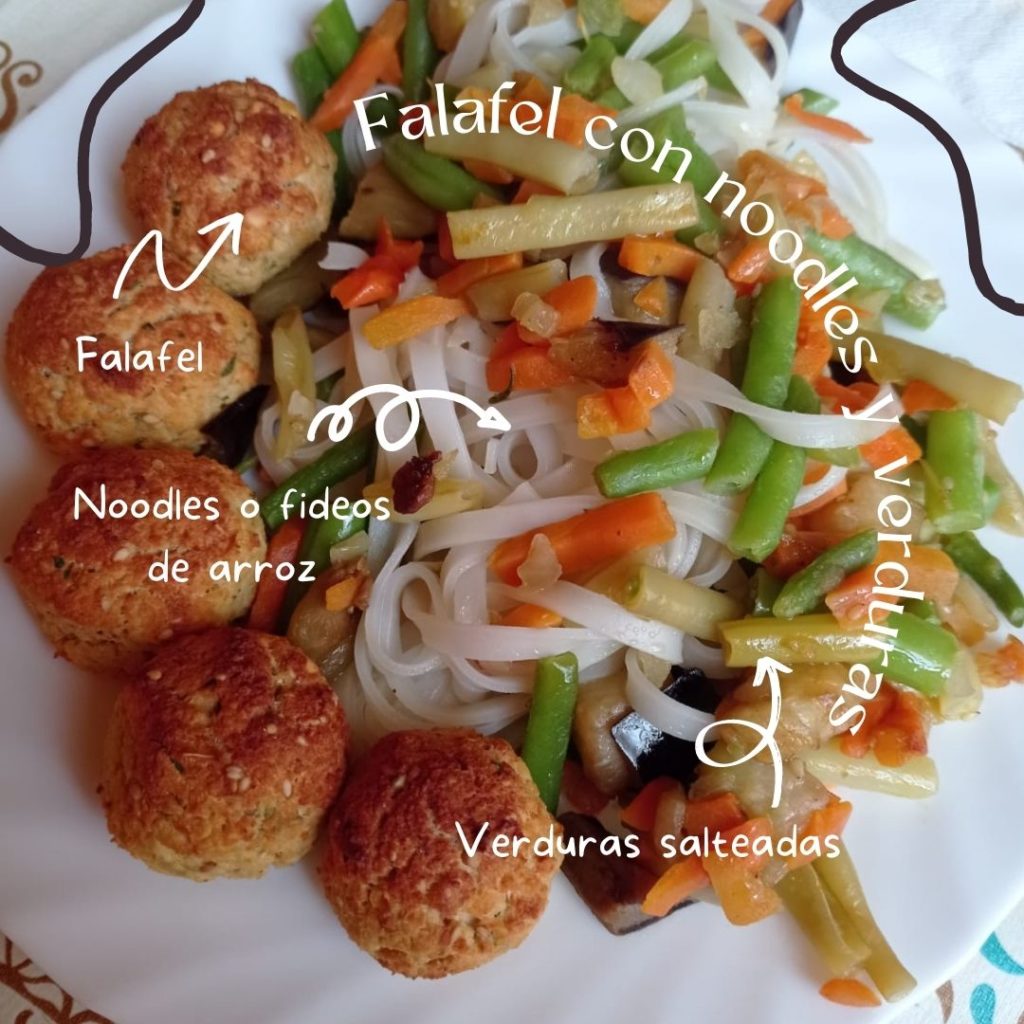Falafel con noodles de arroz y verduritas